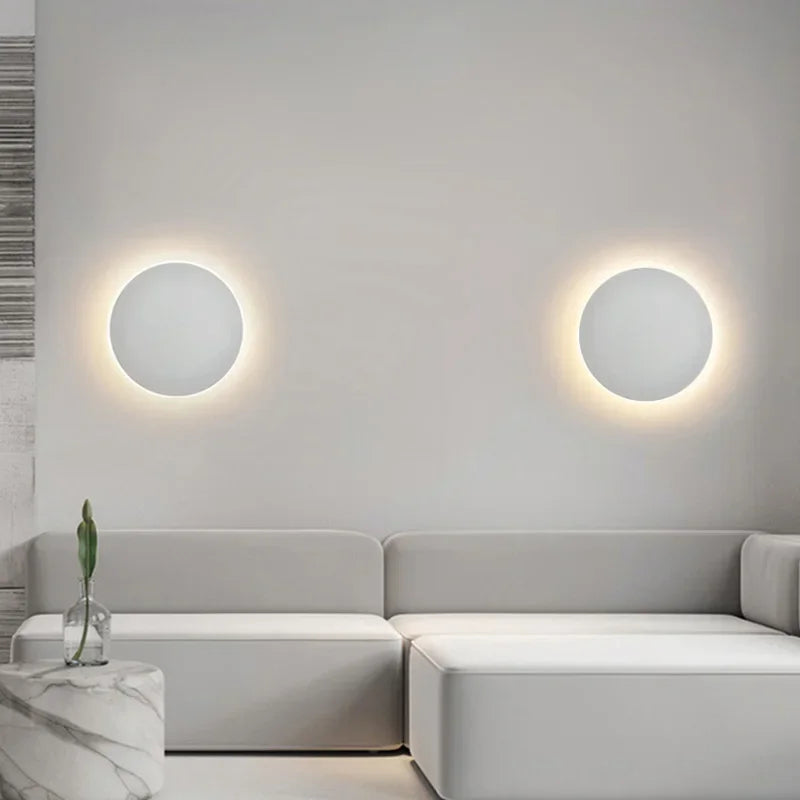Slank moderne LED-lampe; energieffektiv belysning som løfter innredningen i ethvert rom på veggen.