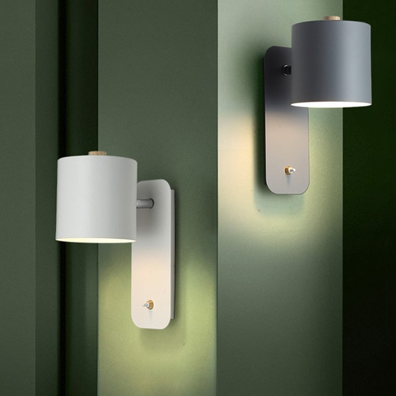 Elegant LED vegglampe med bryter. Perfekt som soveromslampe eller ganglampe. Skaper koselig, moderne innendørs lys.