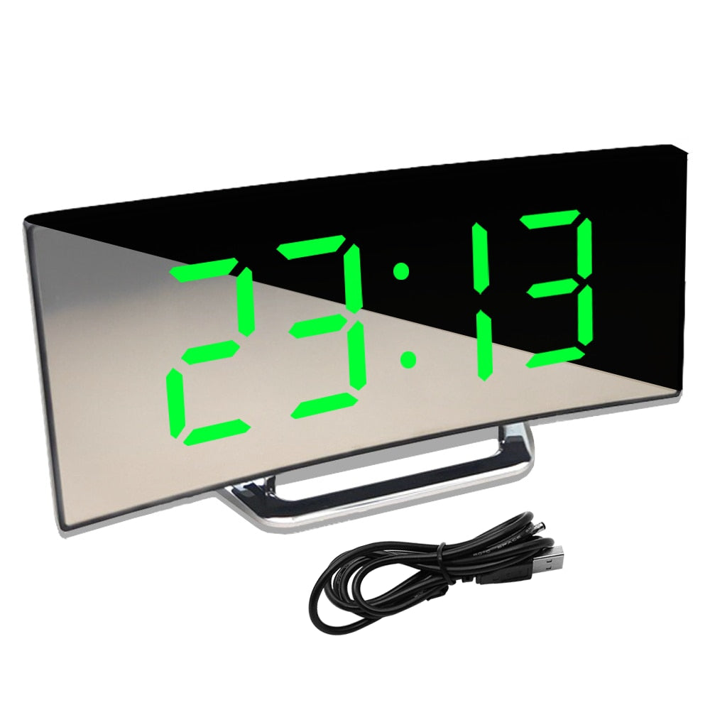 Moderne LED vekkerklokke med speilskjerm, viser digitale tall, temperatur og tid, sort design