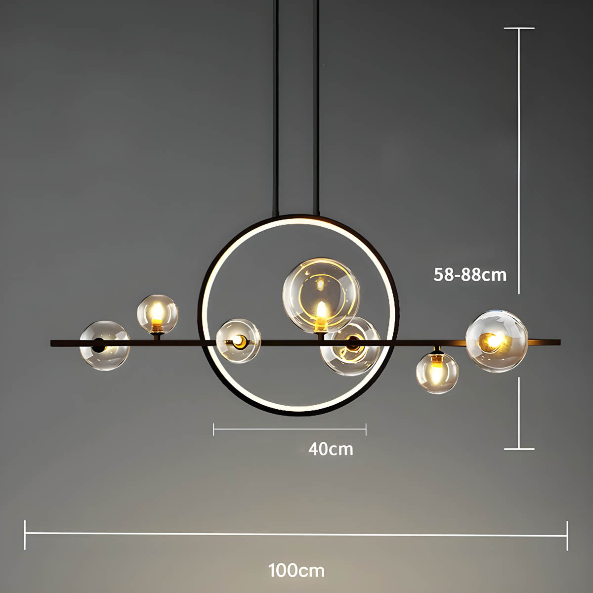 "Moderne lysekrone med elegante glasskuler i hvit og svart, perfekt for stilfull innendørs belysning i stuer."
