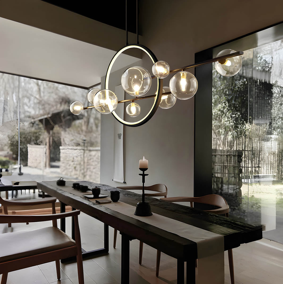 "Moderne lysekrone med elegante glasskuler i hvit og svart, perfekt for stilfull innendørs belysning i stuer."