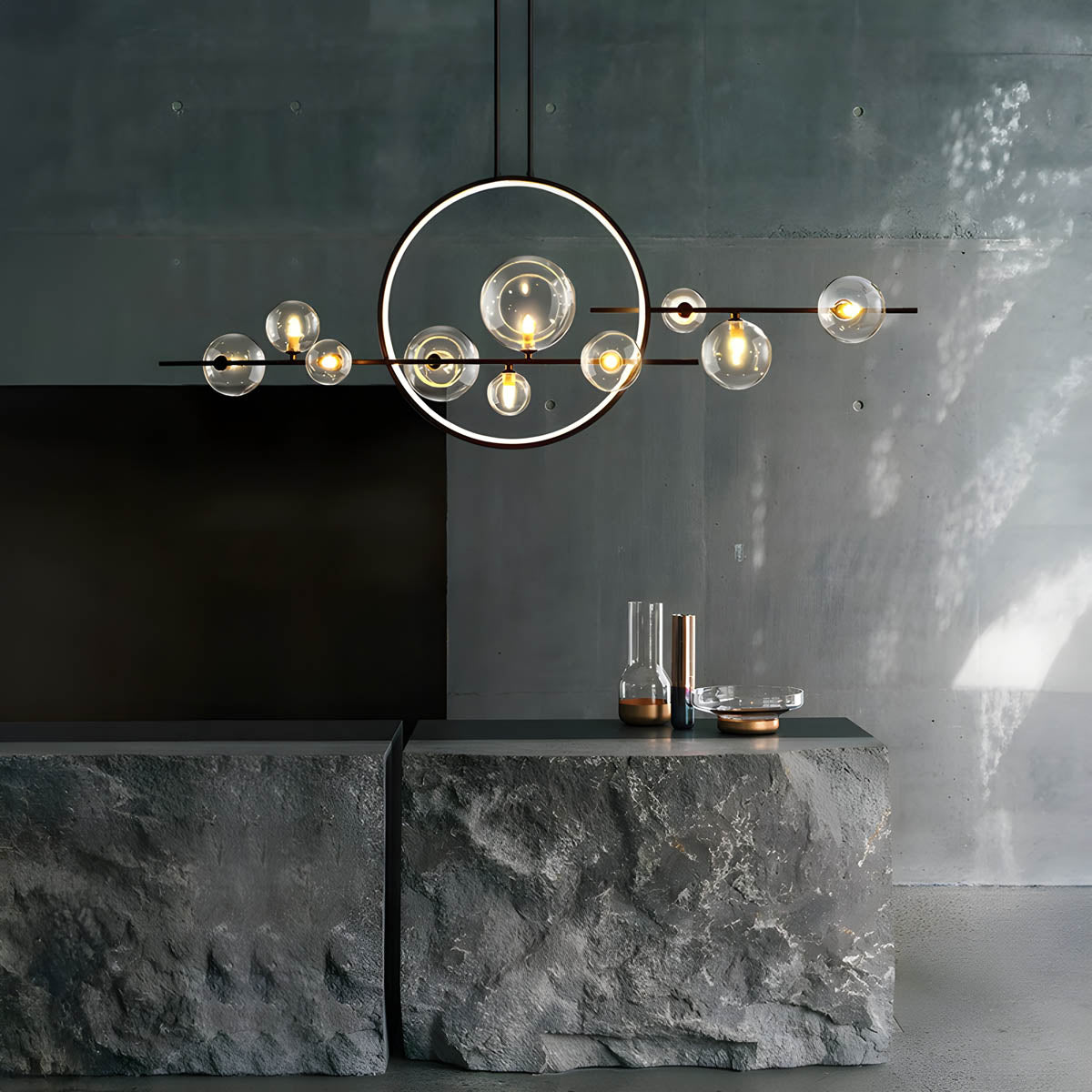 "Moderne lysekrone med elegante glasskuler i hvit og svart, perfekt for stilfull innendørs belysning i stuer."