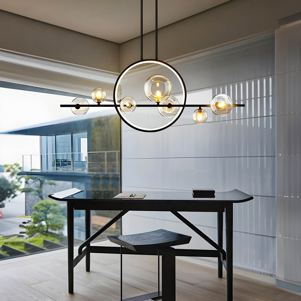 "Moderne lysekrone med elegante glasskuler i hvit og svart, perfekt for stilfull innendørs belysning i stuer."