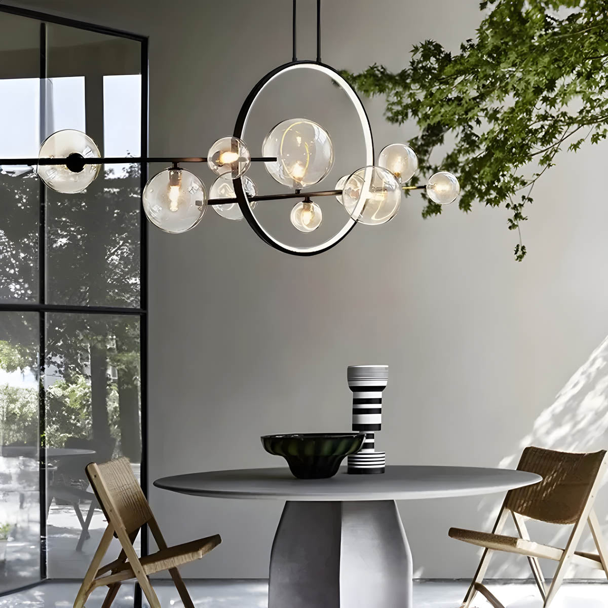"Moderne lysekrone med elegante glasskuler i hvit og svart, perfekt for stilfull innendørs belysning i stuer."