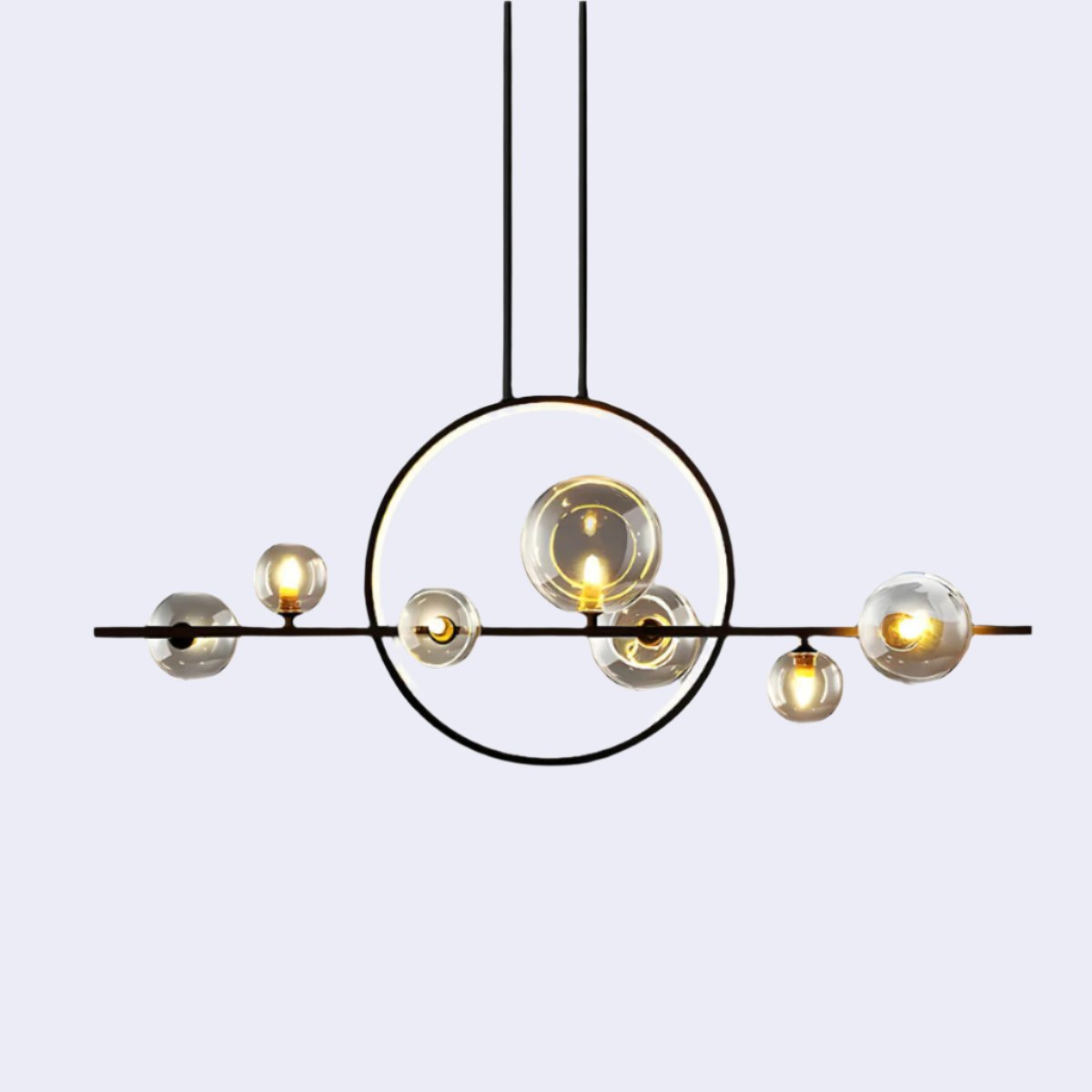 "Moderne lysekrone med elegante glasskuler i hvit og svart, perfekt for stilfull innendørs belysning i stuer."