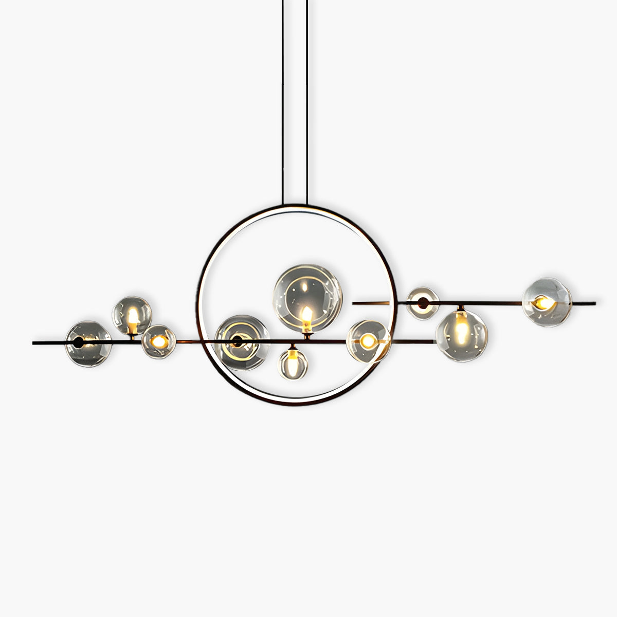 "Moderne lysekrone med elegante glasskuler i hvit og svart, perfekt for stilfull innendørs belysning i stuer."