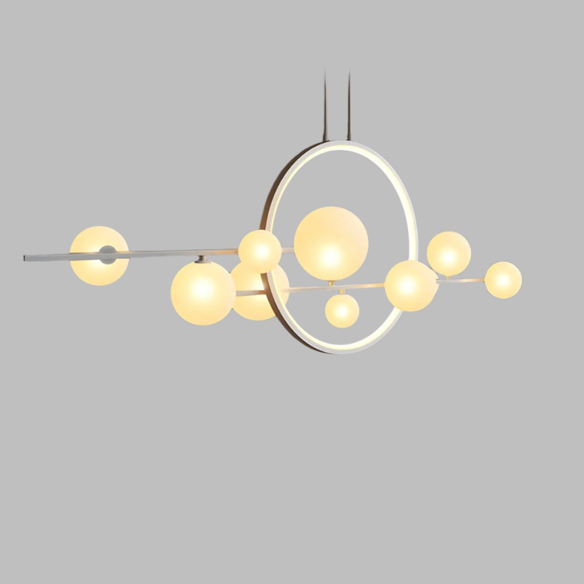 "Moderne lysekrone med elegante glasskuler i hvit og svart, perfekt for stilfull innendørs belysning i stuer."