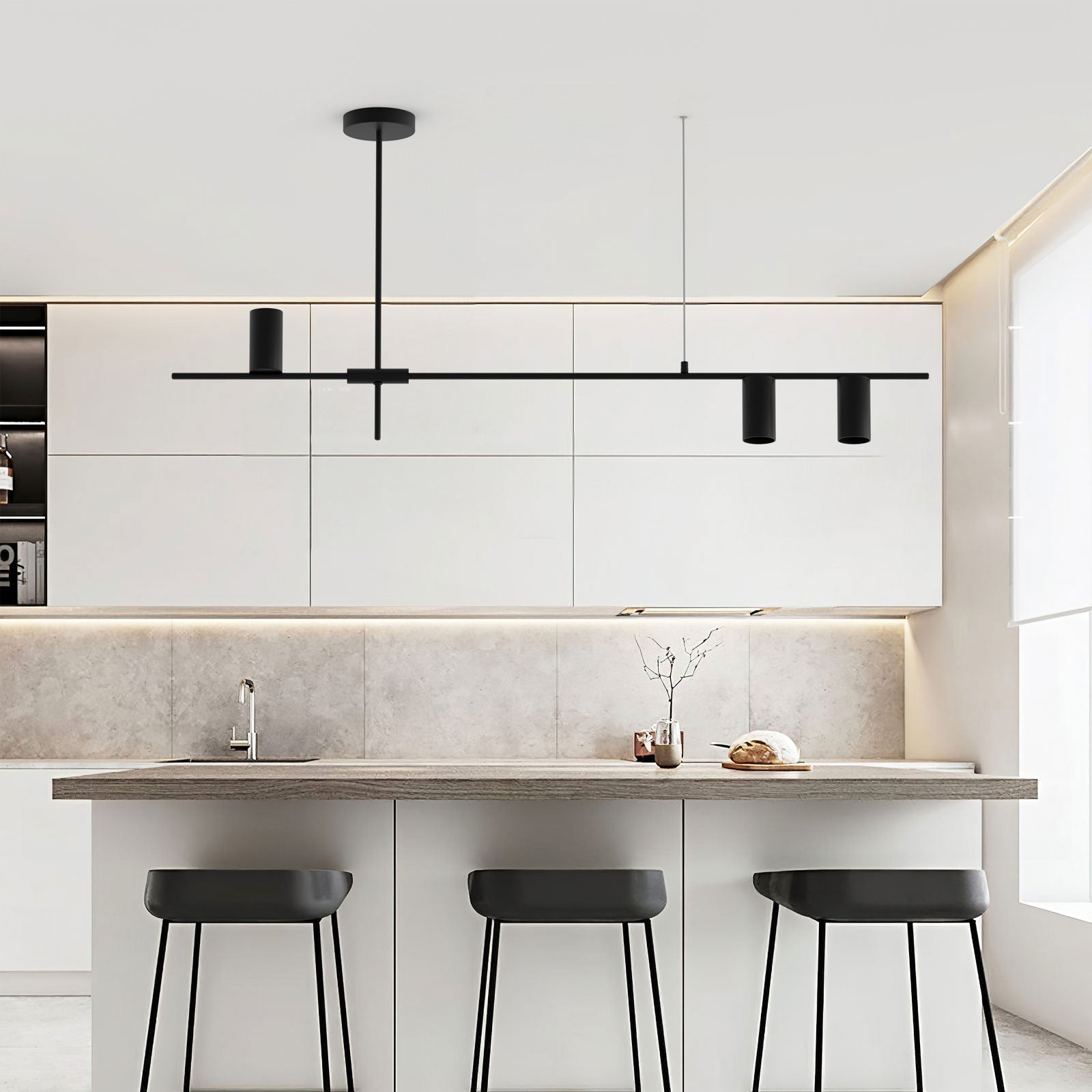Moderne lysekrone med lange, svarte linjer. Minimalistisk design for både moderne og rustikke interiører.