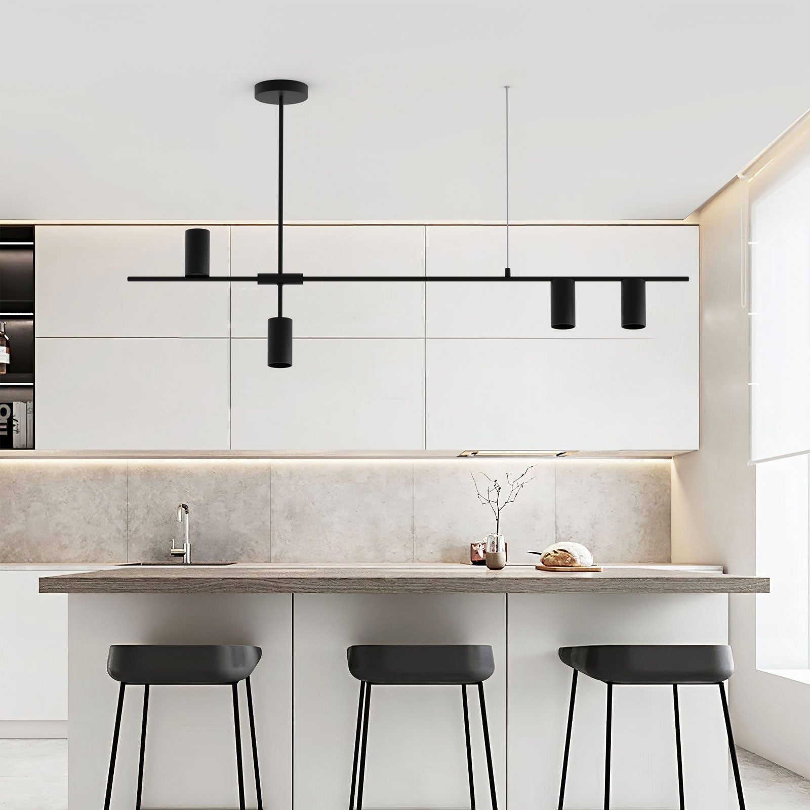 Moderne lysekrone med lange, svarte linjer. Minimalistisk design for både moderne og rustikke interiører.