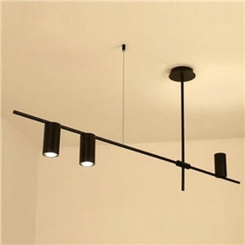 Moderne lysekrone med lange, svarte linjer. Minimalistisk design for både moderne og rustikke interiører.