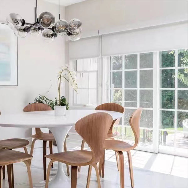 "Moderne lysekrone med nordiske røykgrå glasskuler, elegant finish for luksuriøst interiør, gir innbydende lys."