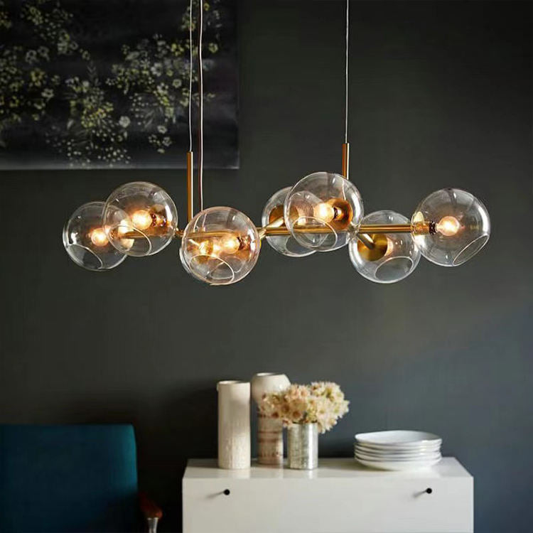 "Moderne lysekrone med nordiske røykgrå glasskuler, elegant finish for luksuriøst interiør, gir innbydende lys."