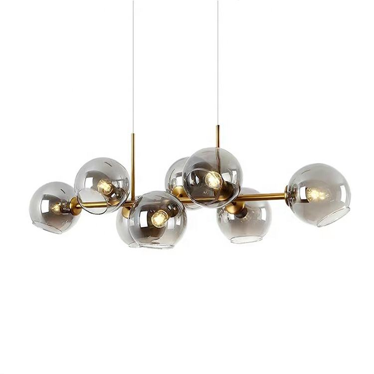 "Moderne lysekrone med nordiske røykgrå glasskuler, elegant finish for luksuriøst interiør, gir innbydende lys."