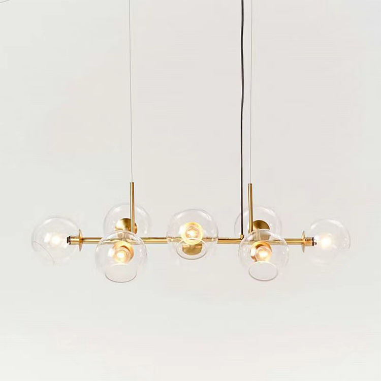 "Moderne lysekrone med nordiske røykgrå glasskuler, elegant finish for luksuriøst interiør, gir innbydende lys."