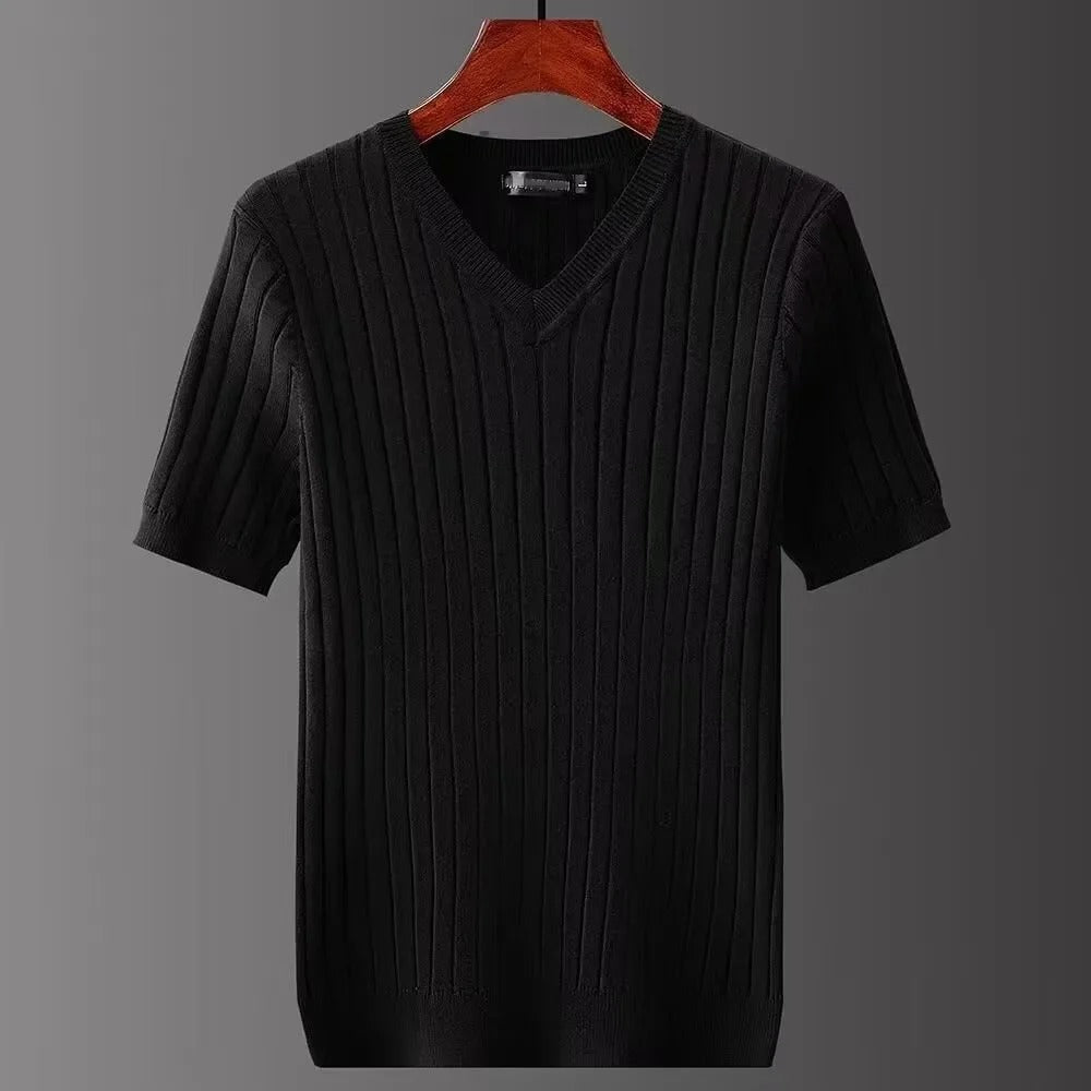 Hvit slim fit V-hals t-skjorte. Moderne kortermet herre t-skjorte for en elegant og ren stil.