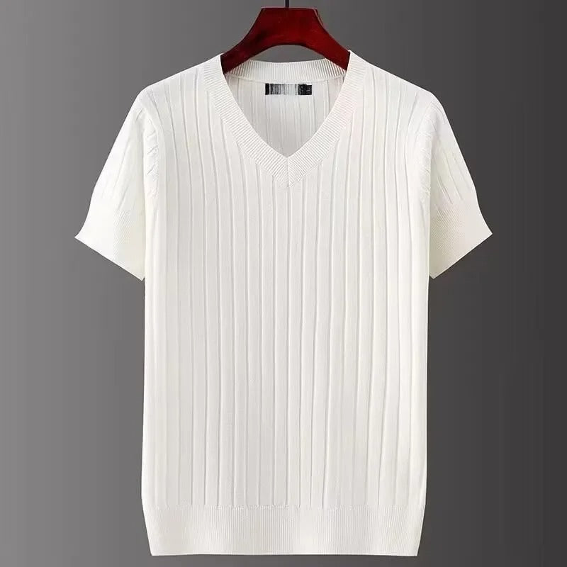 Mann med slim fit V-hals t-skjorte i moderne stil. Komfortabel og kortermet, perfekt passform.