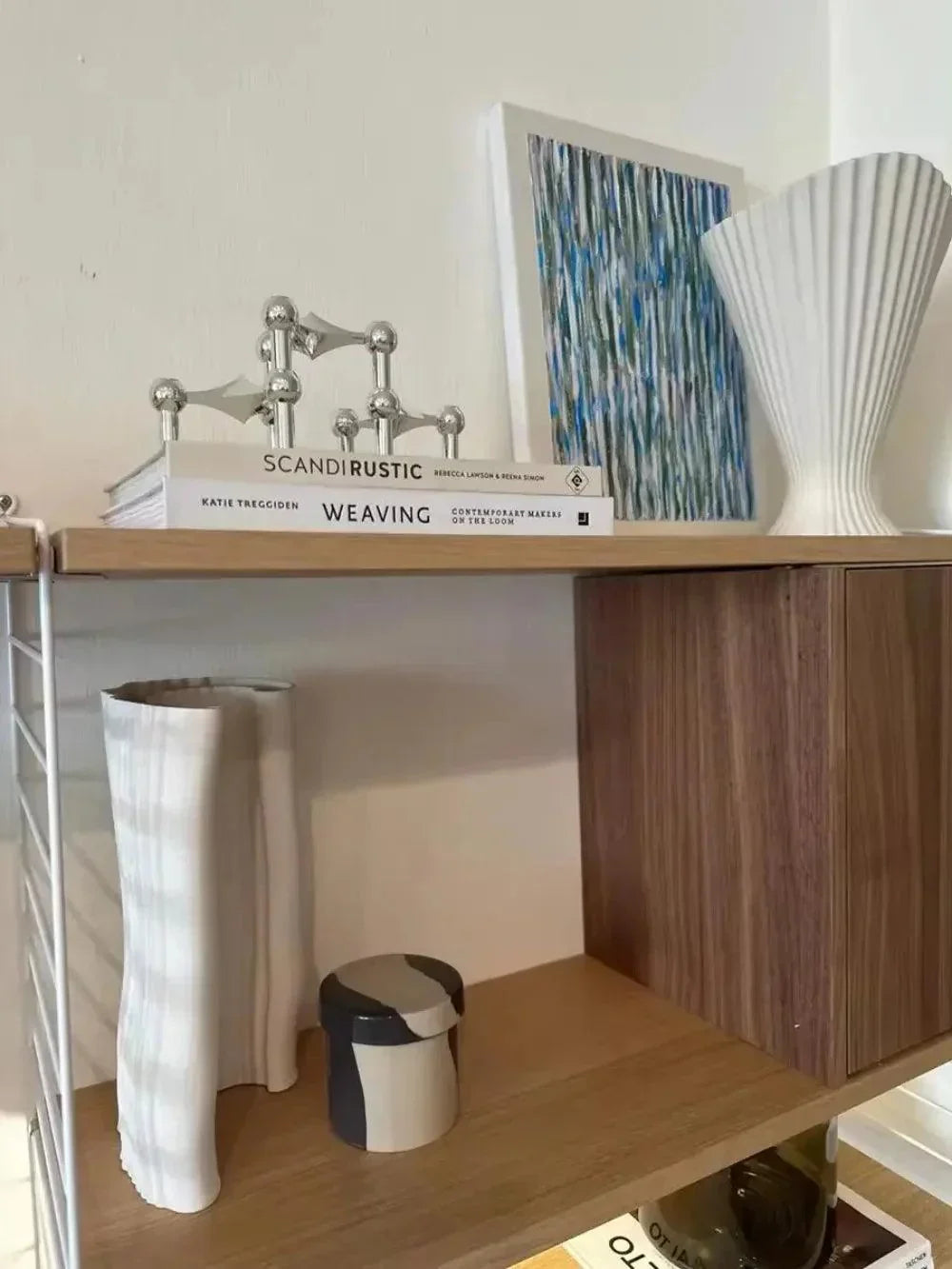 Sølvfarget moderne lysestake for stemningsfull hjemmedekorasjon. Minimalistisk interiørdetalj.