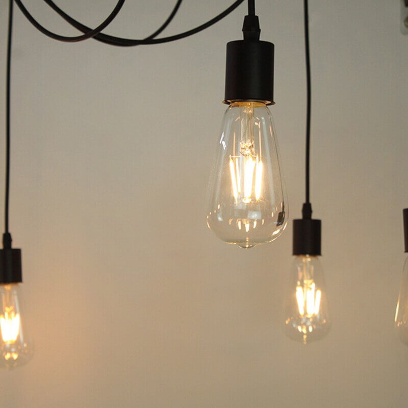 Stilren pendellampe med metall og plast detaljer. Moderne designlampe som løfter interiøret.