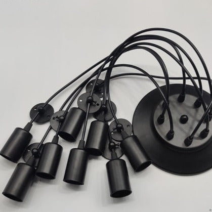 Klynge pendellampe med flere lys, perfekt for stuen. Fleksibel taklampe i moderne retro design.