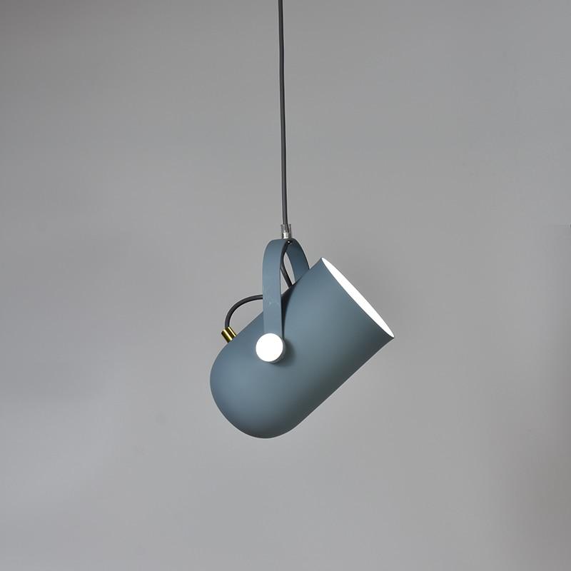 "Moderne nordisk dråpeformet hengelampe i lyse farger, aluminium, justerbar ledning, gir stil og funksjonalitet."