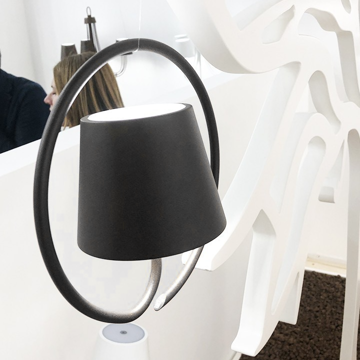 "Moderne oppladbar LED pendellampe i minimalistisk design, hvit skjerm, værbestandig, egnet for innendørs/utendørs bruk"