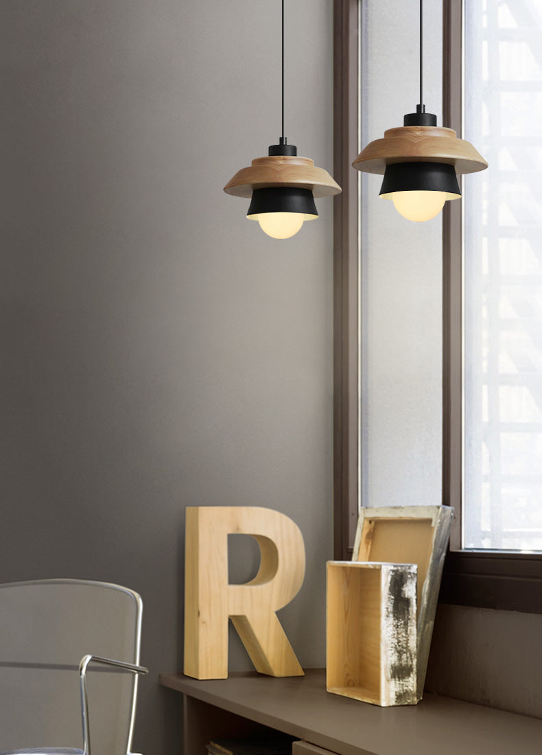 Stilren moderne pendellampe i flerfarget design. Perfekt taklampe for kjøkken eller spisestue, skaper stemningslys.
