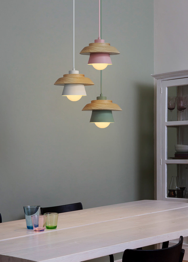 Elegant designlampe for stuen, moderne pendellampe i flere farger. Dekorativ belysning som løfter interiøret.