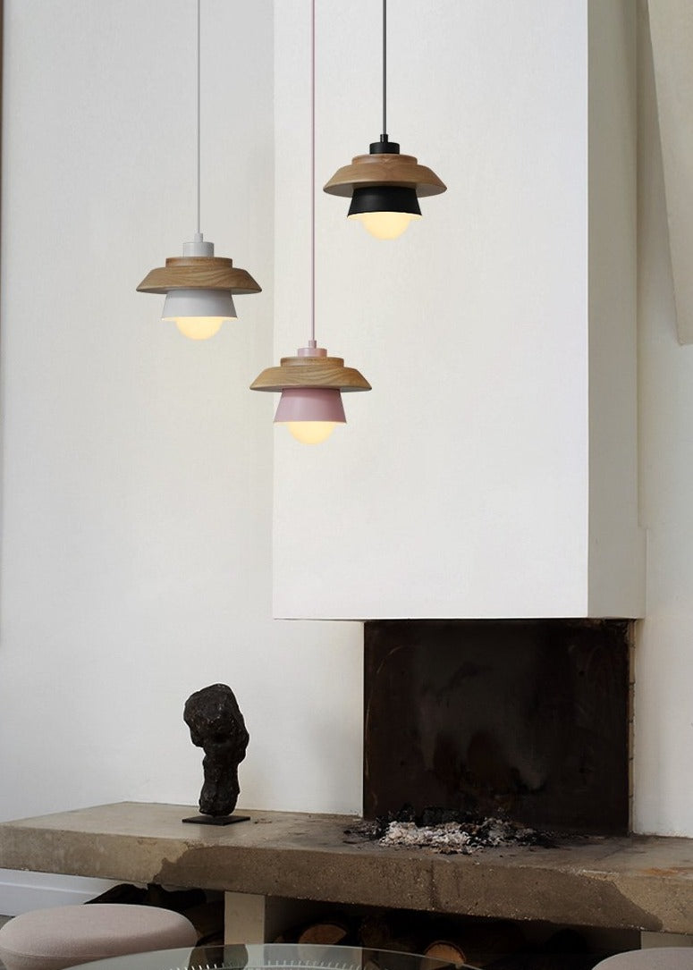 Nordisk inspirert pendellampe, moderne taklampe i flerfarget design. Skaper stemningsfull belysning for hjemmet.