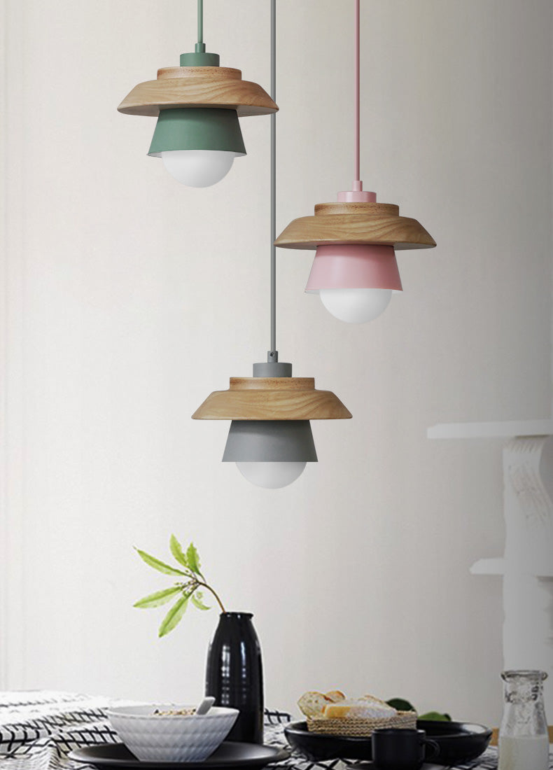 Flerfarget moderne taklampe, pendellampe for stilrent hjem. Gir behagelig belysning og et dekorativt preg.