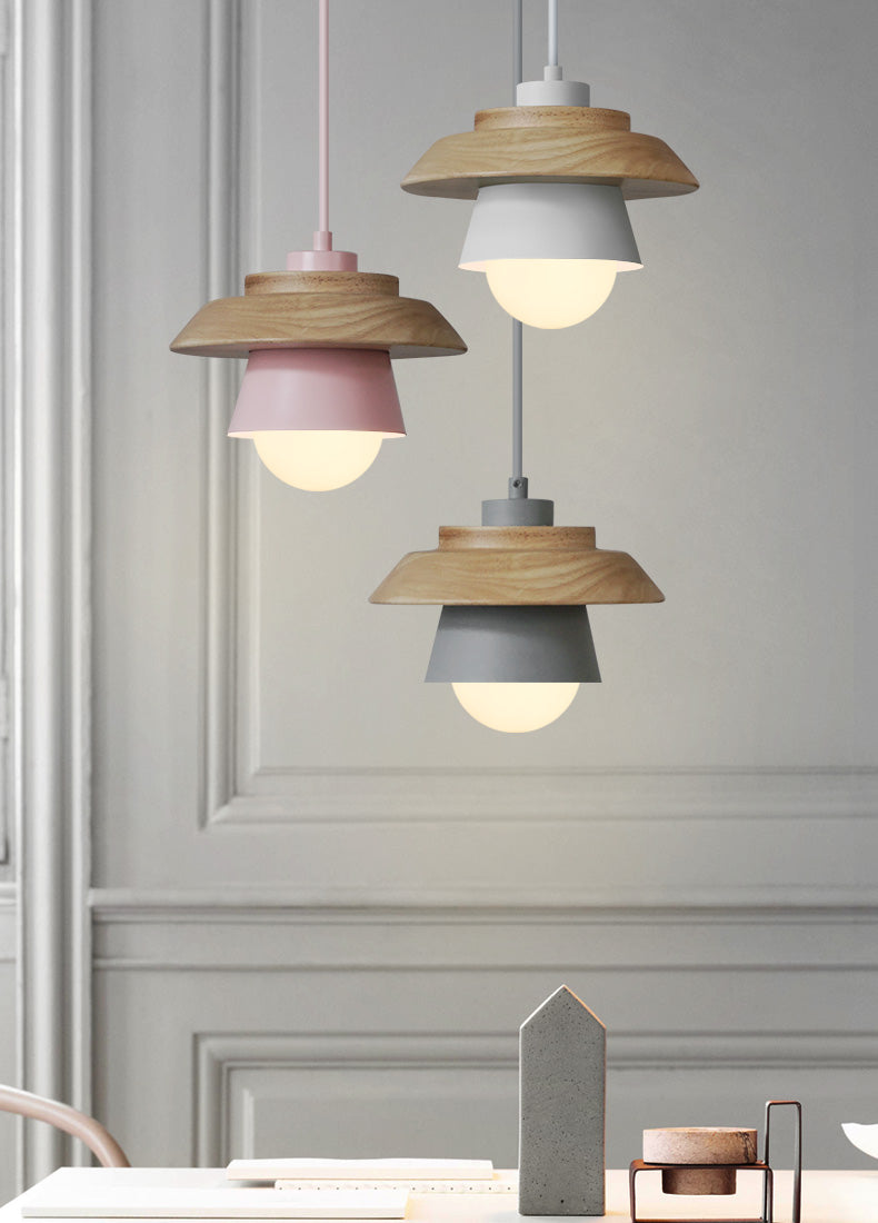 Moderne pendellampe i ulike farger, perfekt for å skape stemningslys. En stilren designlampe til ethvert rom.