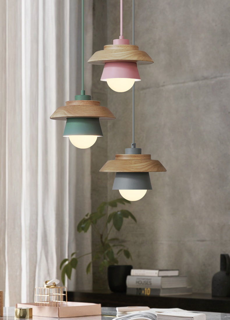 Elegant moderne pendellampe for kjøkken eller spisestue. Taklampe i flerfarget design for et stilfullt interiør.