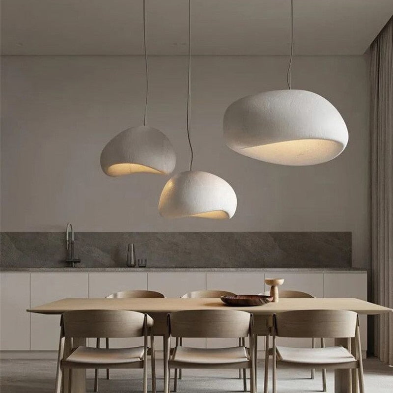Designer pendellampe for spisestuen, skaper varm atmosfære ved middagsbordet.