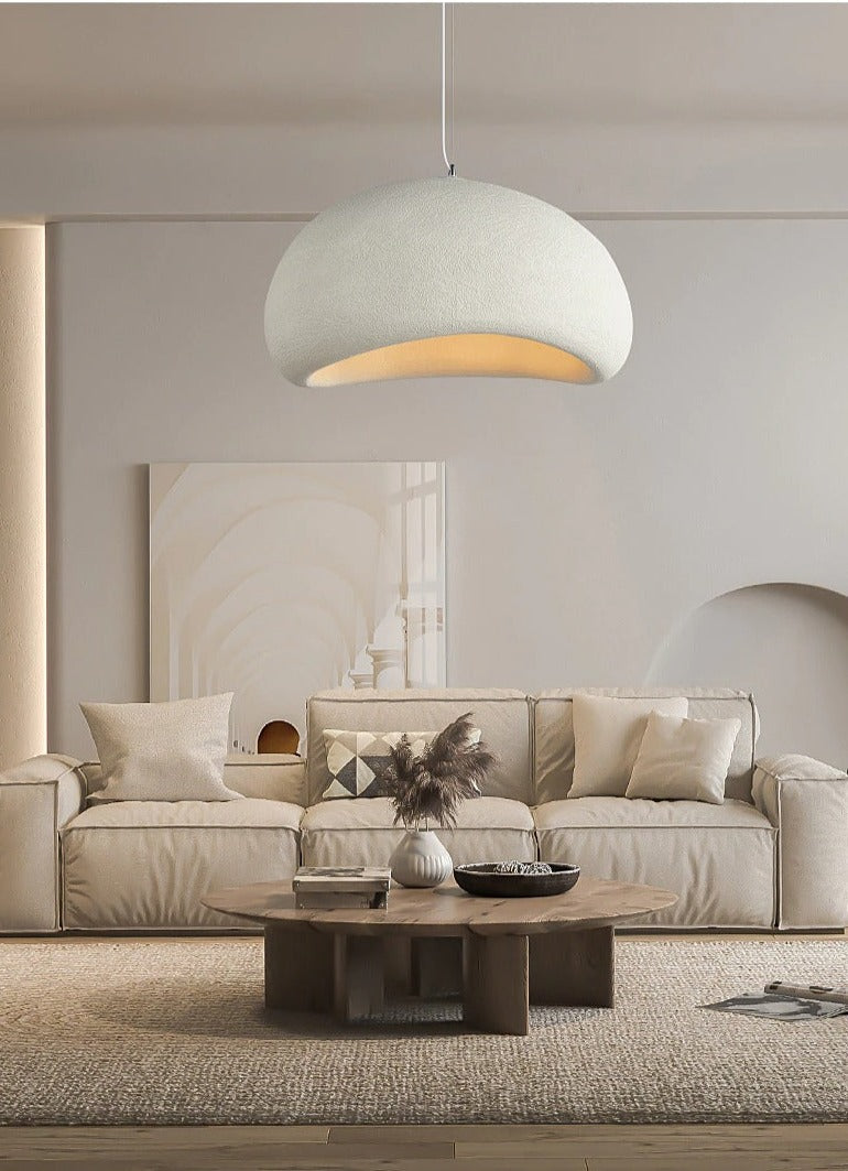Stilig pendellampe som fremhever spisebordet i en elegant og moderne spisestue.