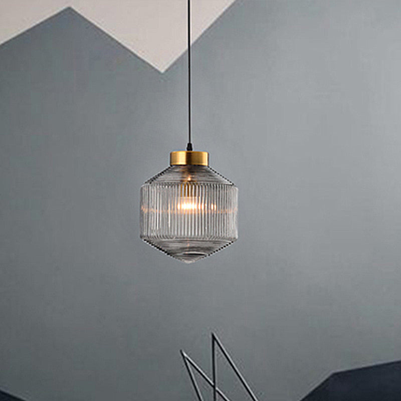 "Moderne pendellampe i amber med trommeldesign, vist med røykgrå og klar fargealternativ, perfekt for stilig interiør."