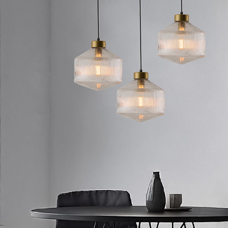 "Moderne pendellampe i amber med trommeldesign, vist med røykgrå og klar fargealternativ, perfekt for stilig interiør."