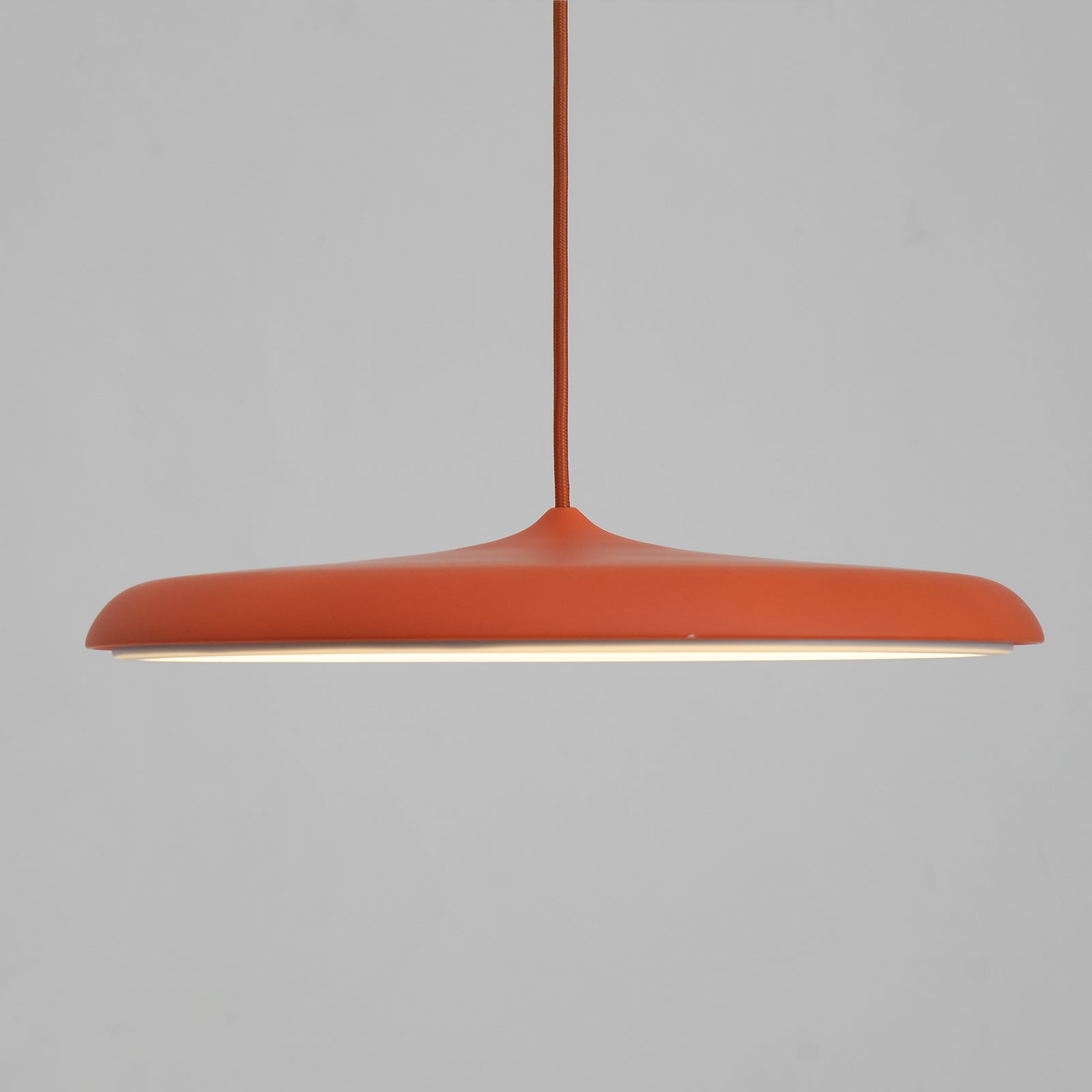 "Moderne pendellampe i flere farger, sofistikert minimalisme. Luksuriøst design, perfekt for interiør, energibesparende."