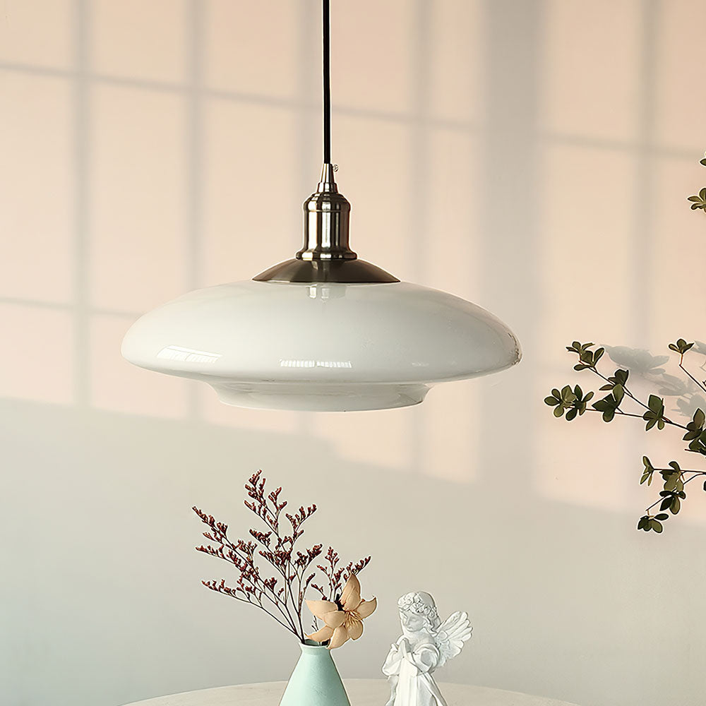 "Moderne pendellampe i hvitt glass, minimalistisk design, hvit finish, elegant belysning for hjem, stue eller kjøkken."