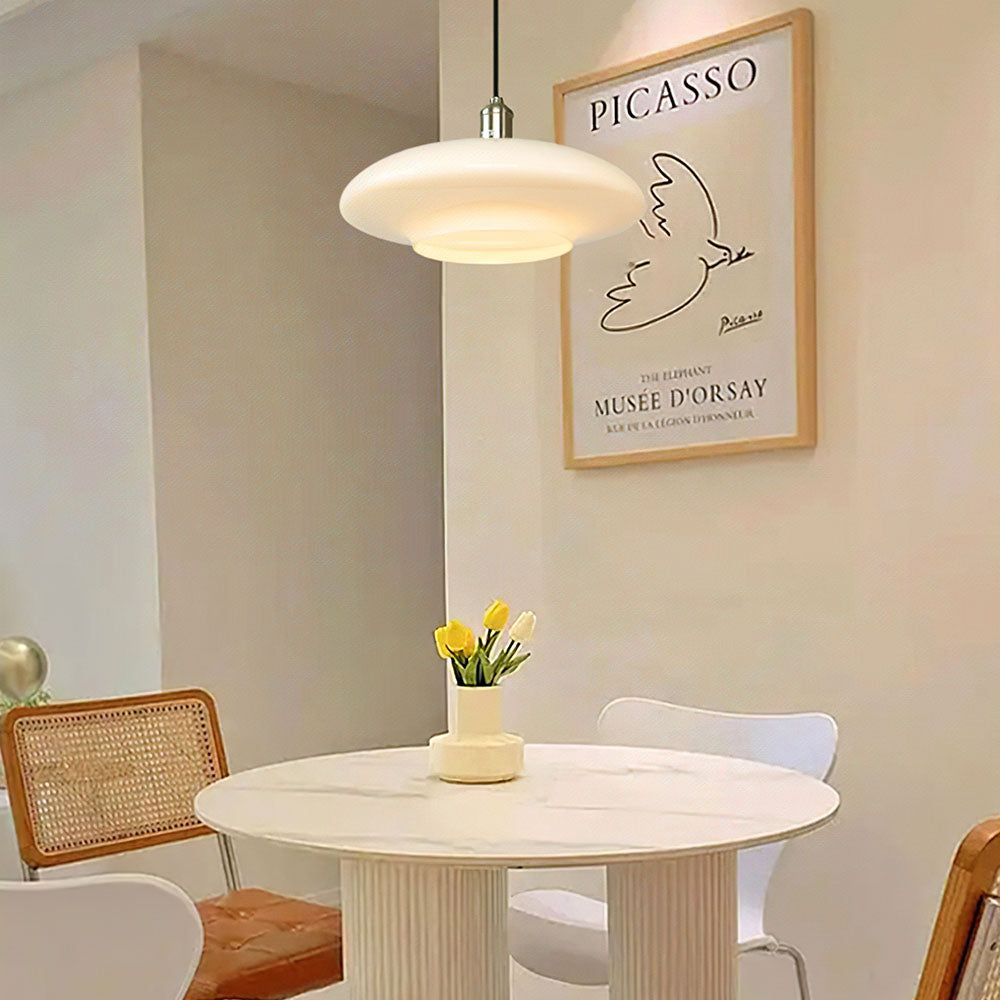 "Moderne pendellampe i hvitt glass, minimalistisk design, hvit finish, elegant belysning for hjem, stue eller kjøkken."