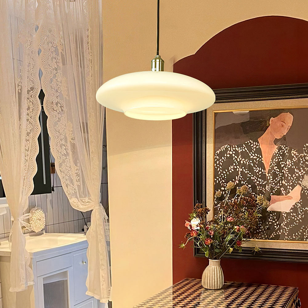 "Moderne pendellampe i hvitt glass, minimalistisk design, hvit finish, elegant belysning for hjem, stue eller kjøkken."