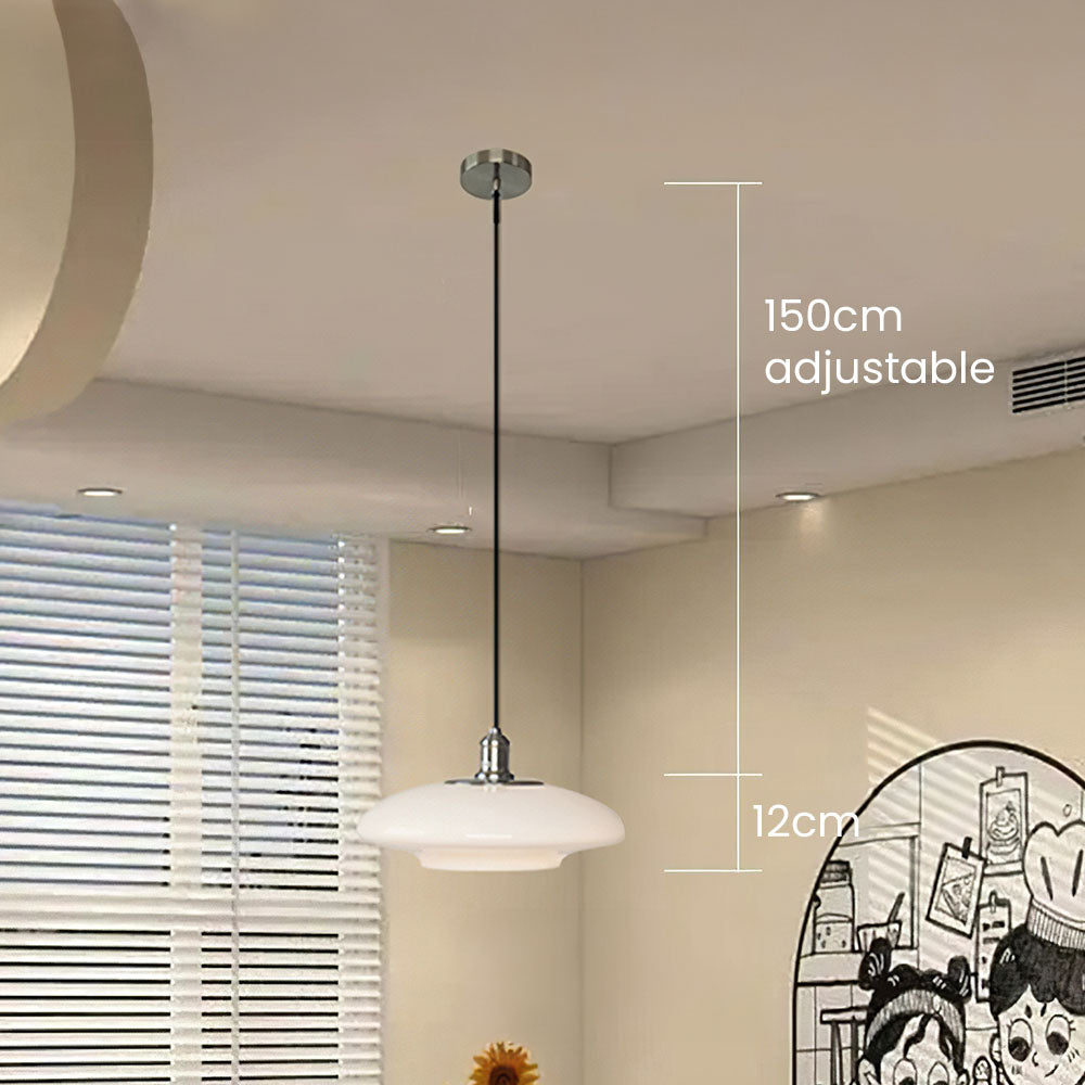 "Moderne pendellampe i hvitt glass, minimalistisk design, hvit finish, elegant belysning for hjem, stue eller kjøkken."