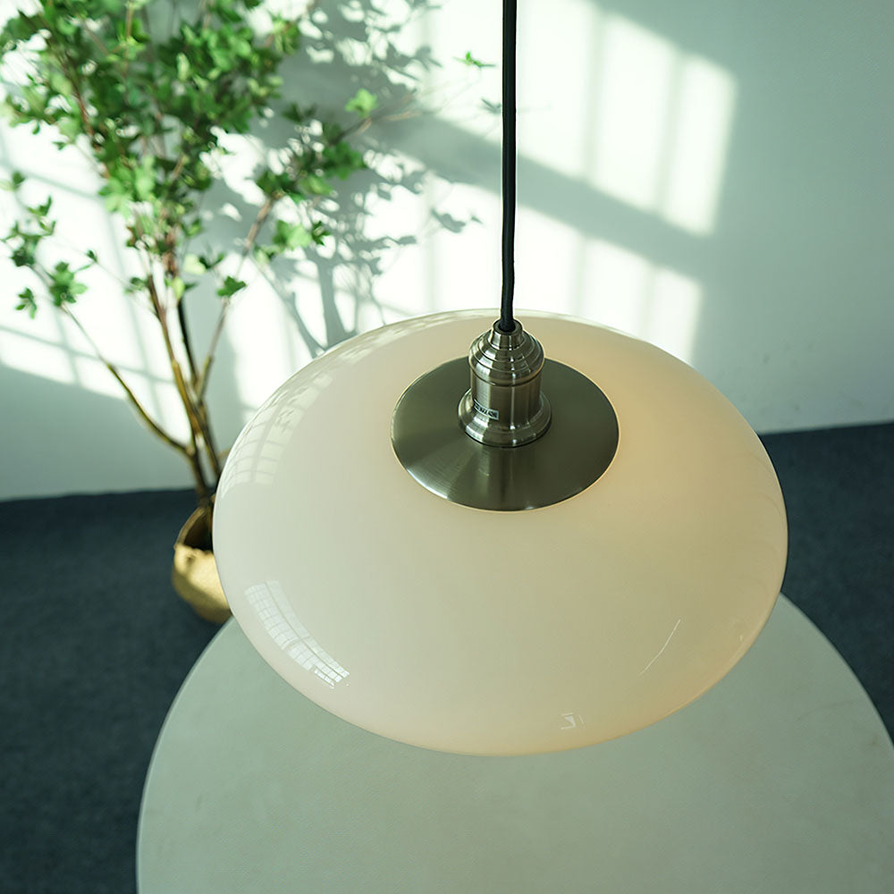 "Moderne pendellampe i hvitt glass, minimalistisk design, hvit finish, elegant belysning for hjem, stue eller kjøkken."