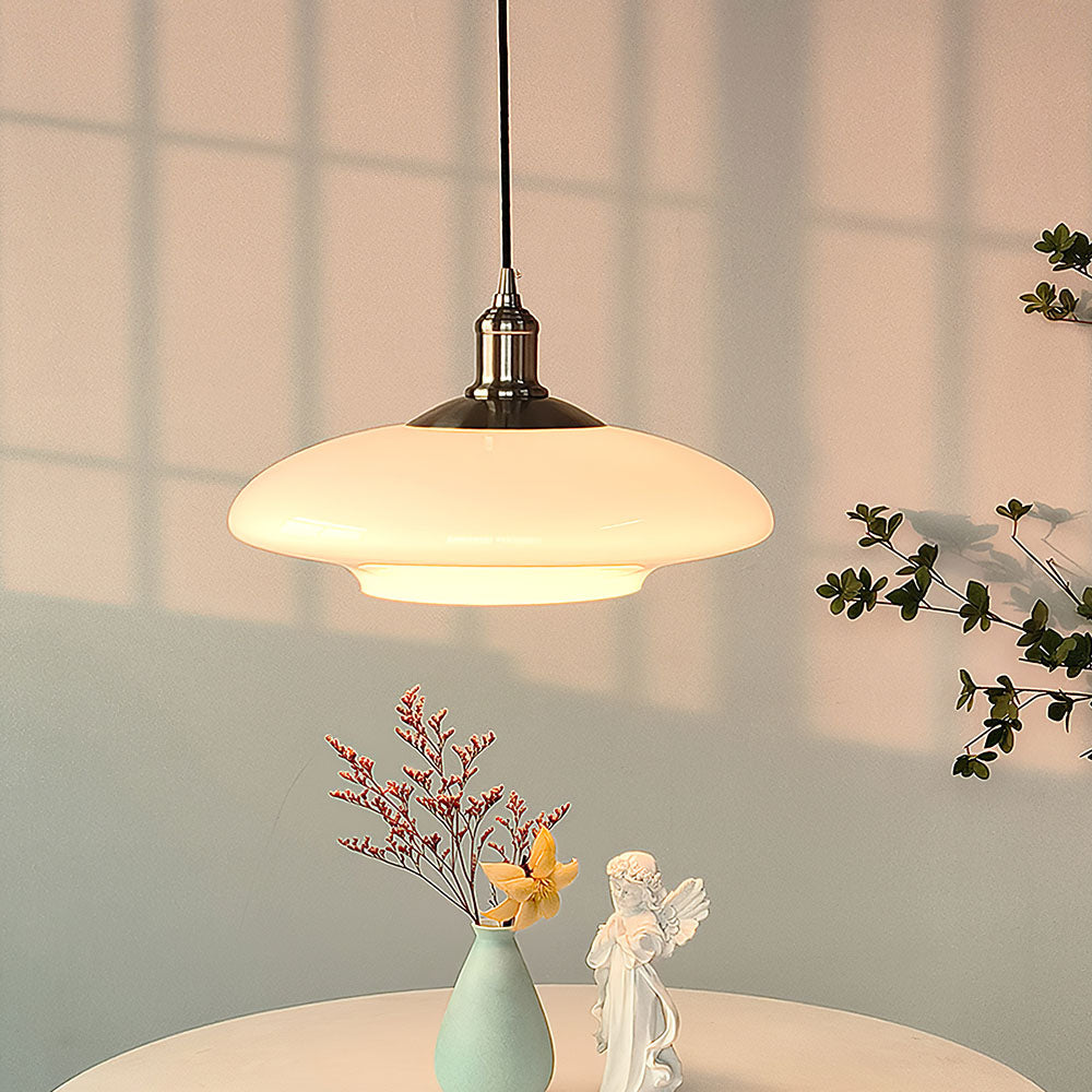 "Moderne pendellampe i hvitt glass, minimalistisk design, hvit finish, elegant belysning for hjem, stue eller kjøkken."