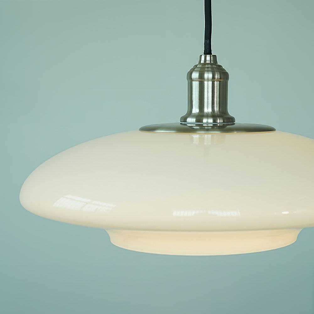 "Moderne pendellampe i hvitt glass, minimalistisk design, hvit finish, elegant belysning for hjem, stue eller kjøkken."