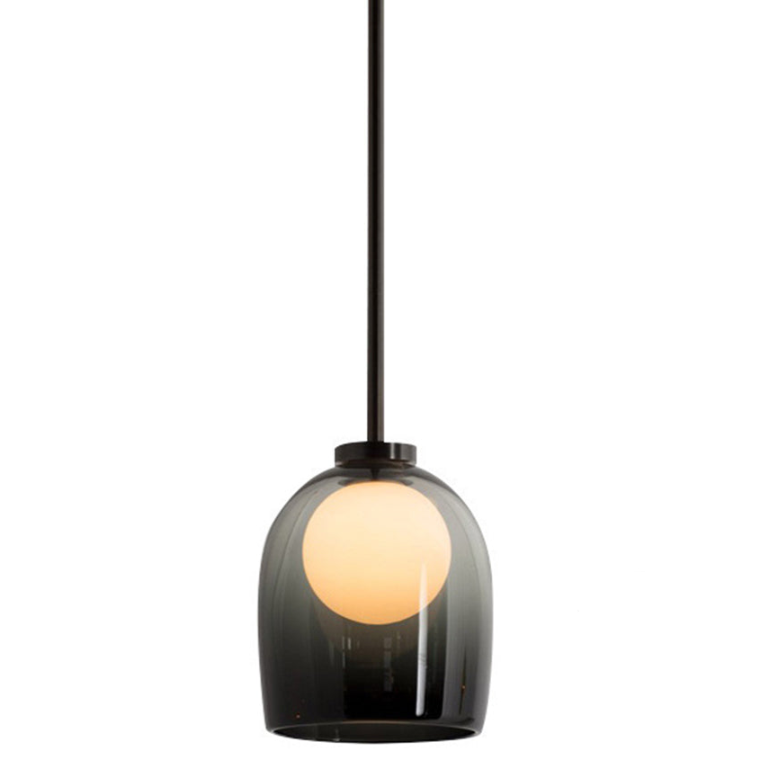 Moderne pendellampe med elegant design, klar og røykfarget glasskjerm. Ideell for oppgradering av belysning i hjemmet.