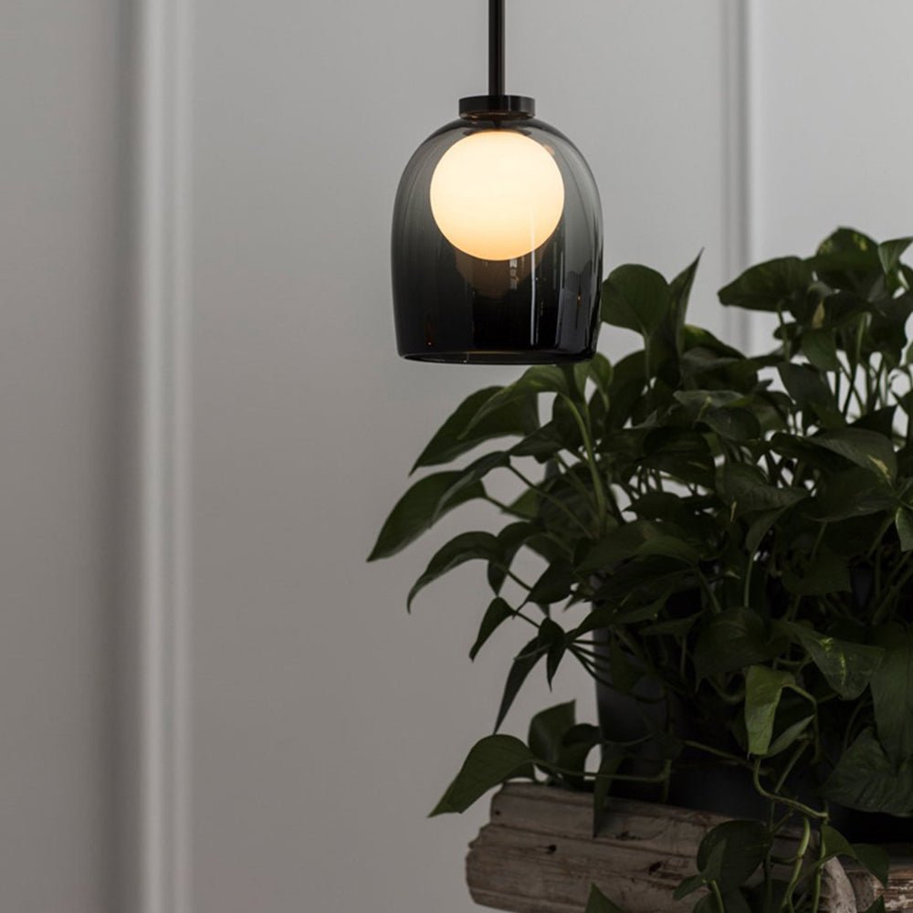 Moderne pendellampe med elegant design, klar og røykfarget glasskjerm. Ideell for oppgradering av belysning i hjemmet.