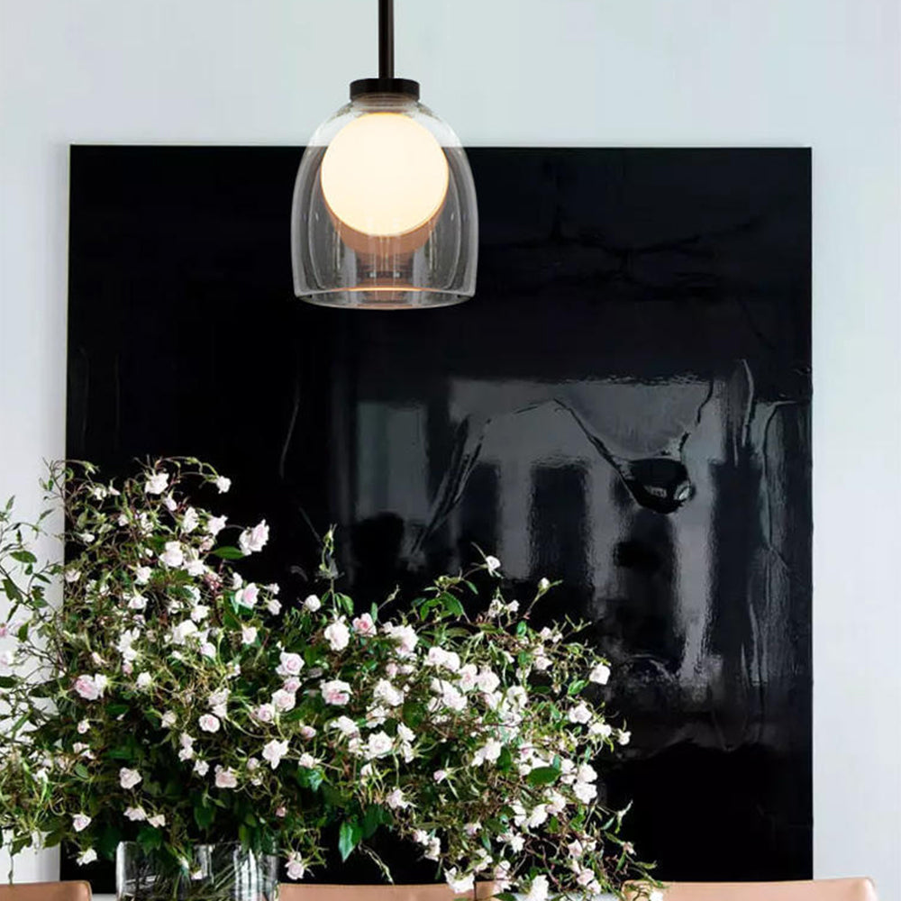 Moderne pendellampe med elegant design, klar og røykfarget glasskjerm. Ideell for oppgradering av belysning i hjemmet.