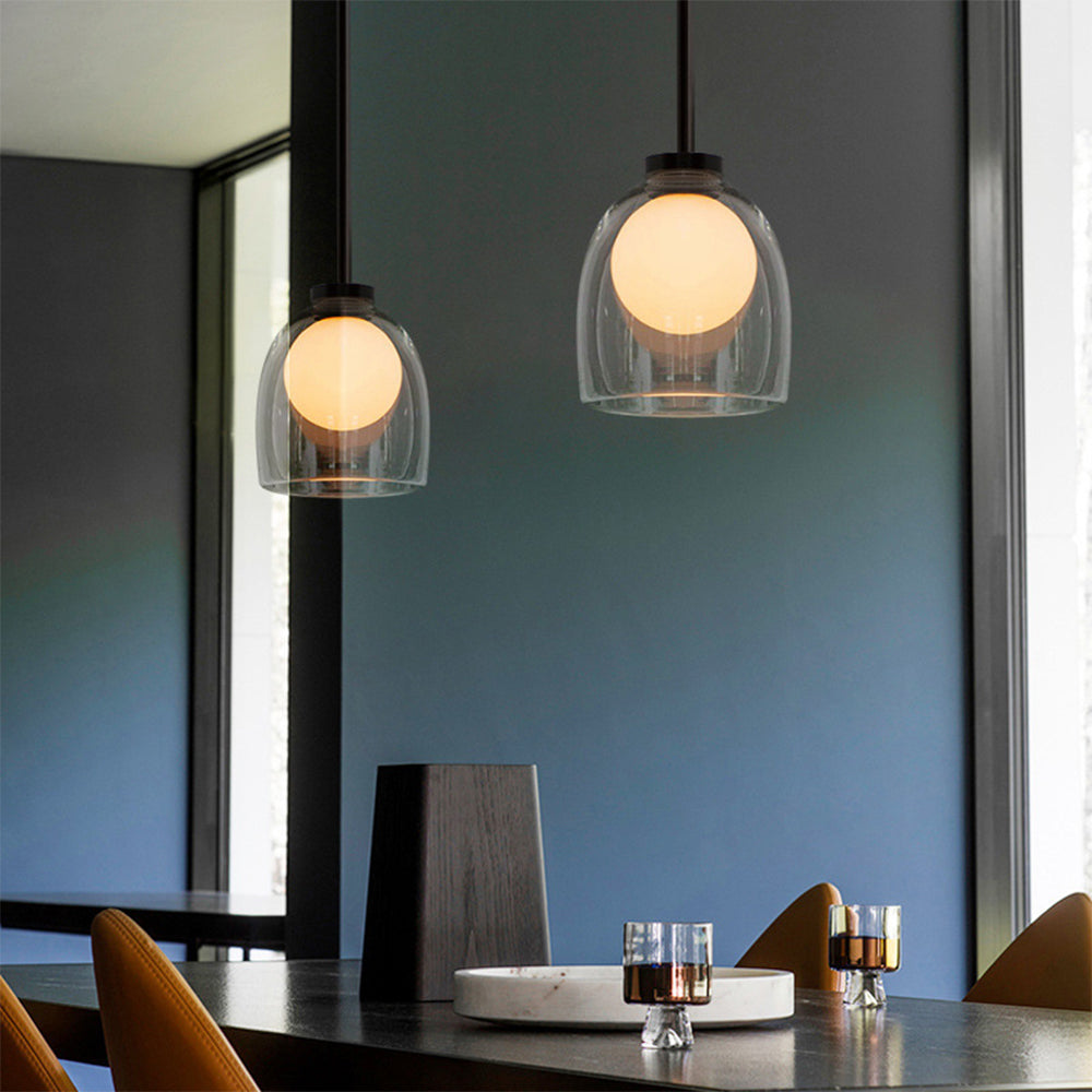 Moderne pendellampe med elegant design, klar og røykfarget glasskjerm. Ideell for oppgradering av belysning i hjemmet.