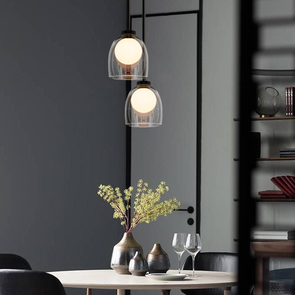 Moderne pendellampe med elegant design, klar og røykfarget glasskjerm. Ideell for oppgradering av belysning i hjemmet.