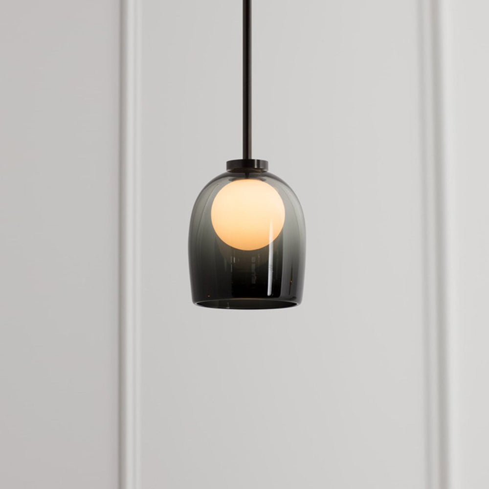 Moderne pendellampe med elegant design, klar og røykfarget glasskjerm. Ideell for oppgradering av belysning i hjemmet.