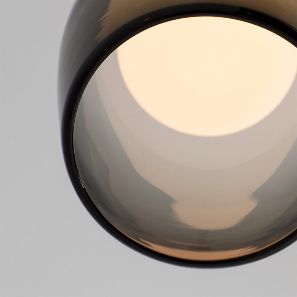 Moderne pendellampe med elegant design, klar og røykfarget glasskjerm. Ideell for oppgradering av belysning i hjemmet.